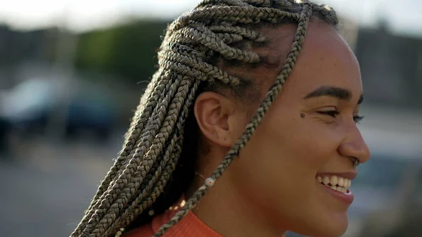 Porträt Einer Schwarzen Lateinamerikanischen Jungen Frau Die Die Kamera Lächelt — Stockfoto