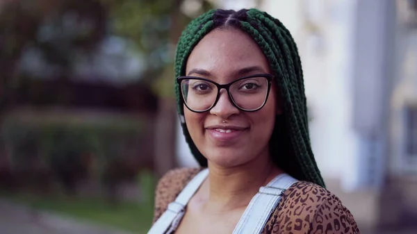 Portret Uśmiechniętej Brazylijskiej Młodej Czarnej Kobiety Plecionymi Włosami — Zdjęcie stockowe