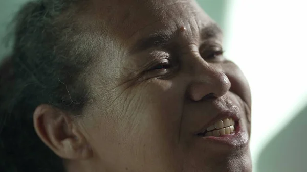Ευτυχισμένο Κοντινό Πρόσωπο Μιας Ισπανίδας Ηλικιωμένης Γυναίκας Που Χαμογελάει Στον — Φωτογραφία Αρχείου