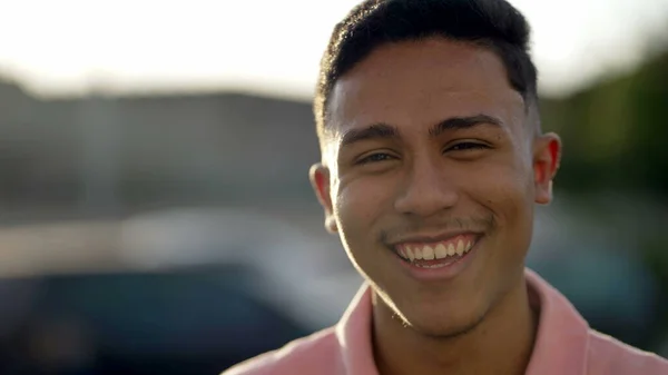 Szczęśliwy Południowoamerykański Młodzieniec Stojący Zewnątrz Uśmiechnięty Kamery Radosny Latynoski Mężczyzna — Zdjęcie stockowe