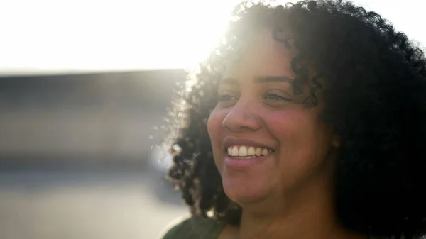 Portret Szczęśliwej Brazylijskiej Czarnej Kobiety Bliska Stojącej Zewnątrz Słońcu Jeden — Zdjęcie stockowe