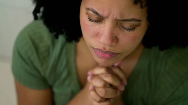 Щаслива Молода Жінка Надією Відкриває Очі Небо Молитві Бразильці Південної — стокове фото
