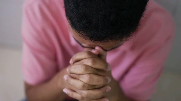 Joven Esperanzado Oración Las Manos Persona Cercana Orando Dios Individuo — Foto de Stock
