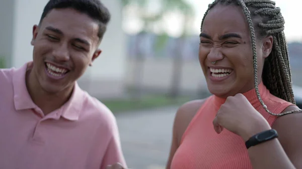 Dois Negros Hispânicos Rindo Sorrindo Amigos Brasileiros Autêntica Vida Real — Fotografia de Stock