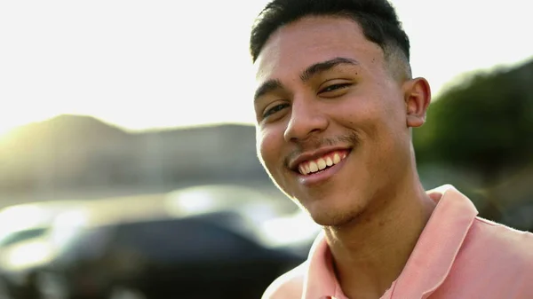 Dışarıda Kameraya Gülümseyen Genç Spanyol Adam Portresi Mutlu Güney Amerikalı — Stok fotoğraf