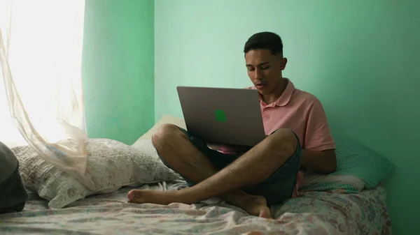 Південноамериканський Гізпанічний Молодий Чоловік Який Користується Лептопом Спальні Бразильський Латин — стокове фото
