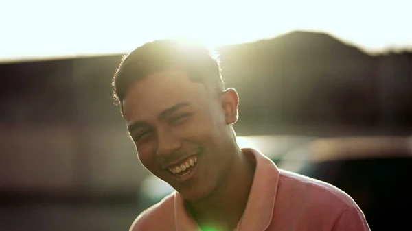 快乐的南美年轻人 一个在阳光下站在室外微笑的巴西人 快乐的他的恐慌的人 — 图库照片