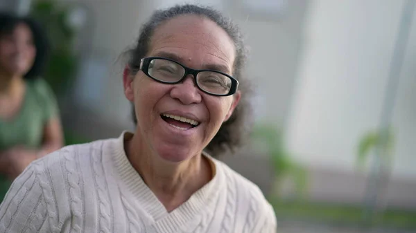 Μια Ευτυχισμένη Ηλικιωμένη Γυναίκα Γελάει Και Χαμογελάει Νοτιοαμερικάνικη Ισπανόφωνη Ηλικιωμένη — Φωτογραφία Αρχείου