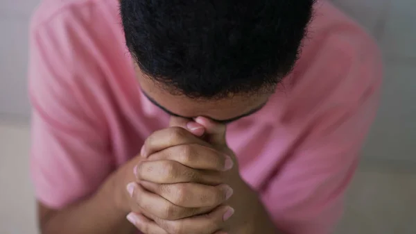 Umut Dolu Güney Amerikalı Adam Meditasyon Tefekkürde Faith Ile Gökyüzüne — Stok fotoğraf