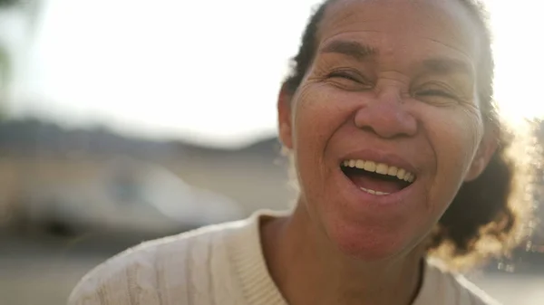 Alegre Rostro Mujer Mayor Hispana Retrato Sonriendo Riendo Feliz Natural — Foto de Stock