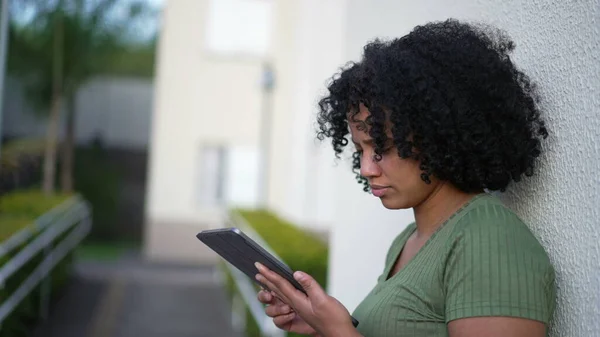 Une Jeune Femme Noire Qui Utilise Une Tablette Extérieur Afro — Photo