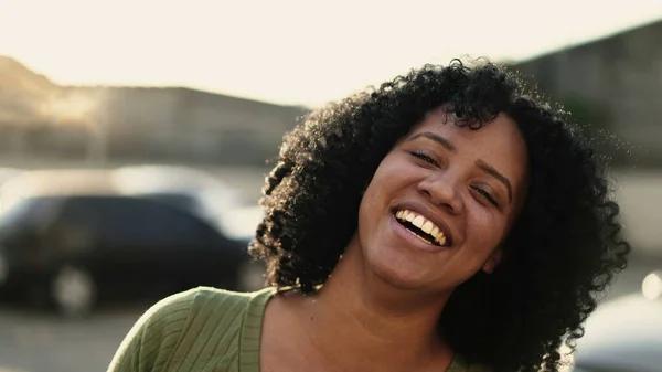 Kameraya Gülümseyen Kıvırcık Saçlı Mutlu Brezilyalı Genç Kadın — Stok fotoğraf