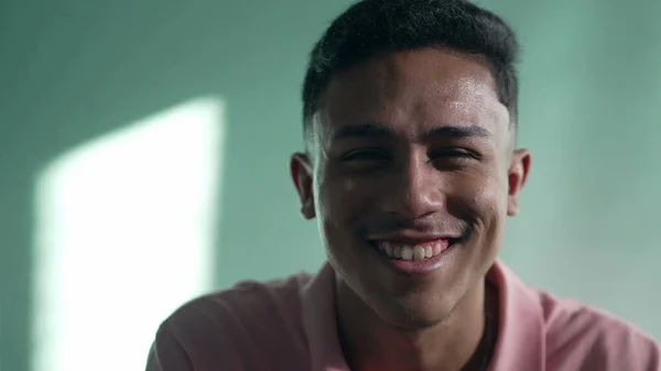 幸せな南米の男の肖像画の顔を密接に笑みを浮かべて 自信のあるヒスパニック系の人 — ストック写真