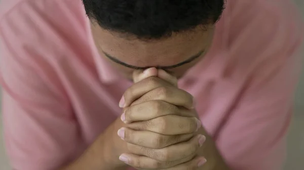 Религиозный Южноамериканский Юноша Смотрит Камеру Верный Человек Крупным Планом Лицо — стоковое фото