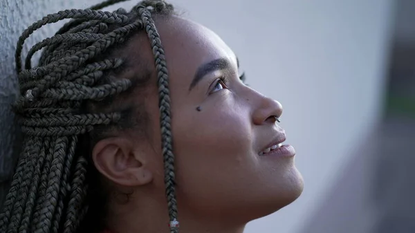 Профіль Обличчі Щасливої Афро Американської Жінки Яка Відкриває Очі Небо — стокове фото