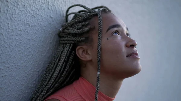Одна Молода Чорна Жінка Закриває Очі Спираючись Стіну Доросла Дівчина — стокове фото