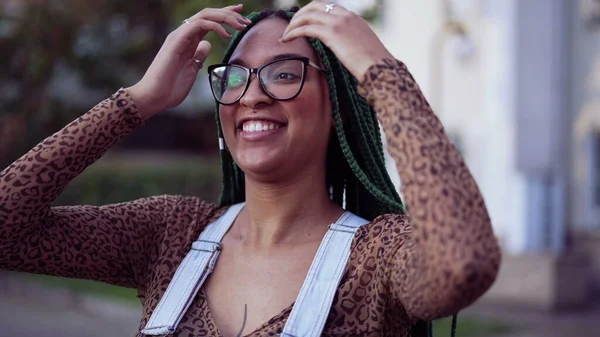 Gülümseyen Brezilyalı Genç Siyah Bir Kadının Portresi Örgülü Saçlarıyla — Stok fotoğraf