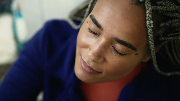 Одна Молода Чорношкіра Жінка Пориві Думок Відкриває Очі Медитативна Бразильська — стокове фото