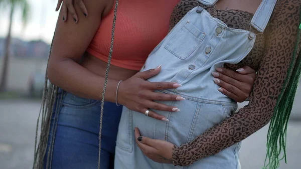 Женские Руки Держат Беременный Живот Две Черные Женщины Обнимают Беременного — стоковое фото
