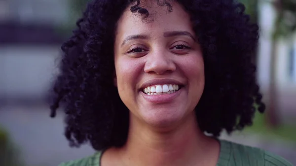 Jeden Szczęśliwy Brazylijski Czarny Młoda Kobieta Portret Twarz Zbliżenie Stojąc — Zdjęcie stockowe