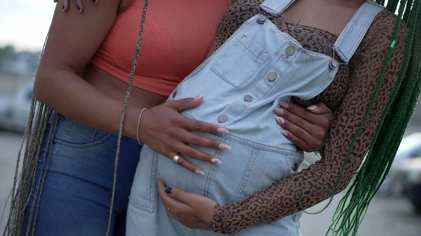Mãos Femininas Segurando Barriga Grávida Duas Mulheres Negras Abraçando Bebê — Fotografia de Stock