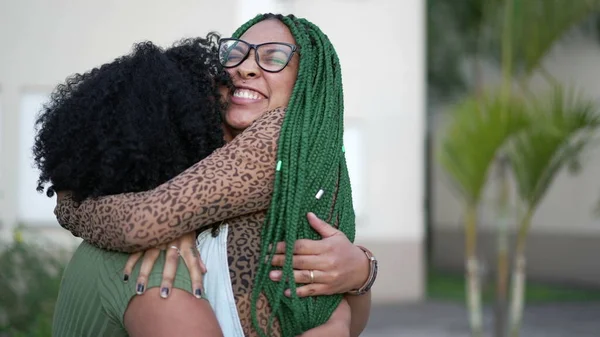 Dos Mujeres Negras Felices Abrazan Mujeres Latinas Sudamericanas Saltando Con —  Fotos de Stock
