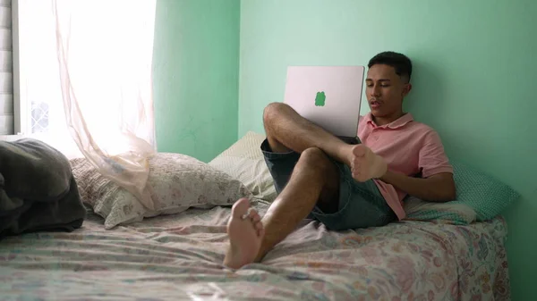 Розслабився Молодий Шибеник Перед Ноутбуком Лежав Ліжку Спальні Південноамериканська Людина — стокове фото