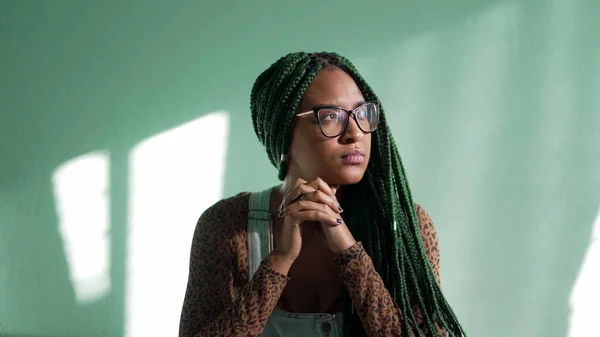 专注于年轻的非洲裔美国女孩与盒状辫子 一位忧心忡忡的女性黑人女孩反映了自己的决定 困境的情感 — 图库照片