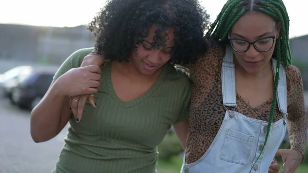 Šťastné Brazilské Mladé Ženy Spolu Hrály Nohama Sebe Dvě Černé — Stock fotografie