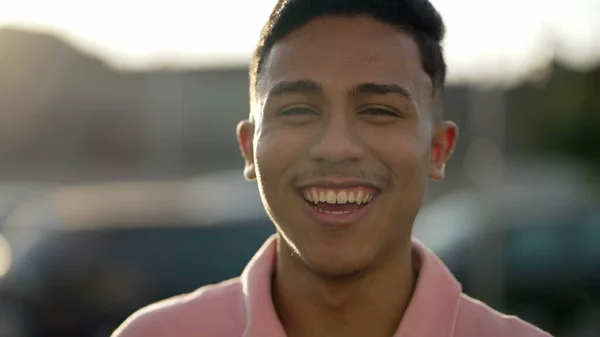 Glücklicher Südamerikanischer Junger Mann Der Draußen Vor Der Kamera Steht — Stockfoto