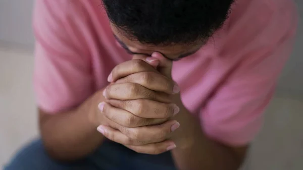 Jovem Esperançoso Oração Mãos Fechadas Rezando Deus Indivíduo Espiritual Religioso — Fotografia de Stock