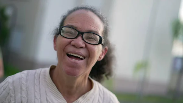 Una Anciana Feliz Riendo Sonriendo Mujer Mayor Hispana Sudamericana Retrato — Foto de Stock