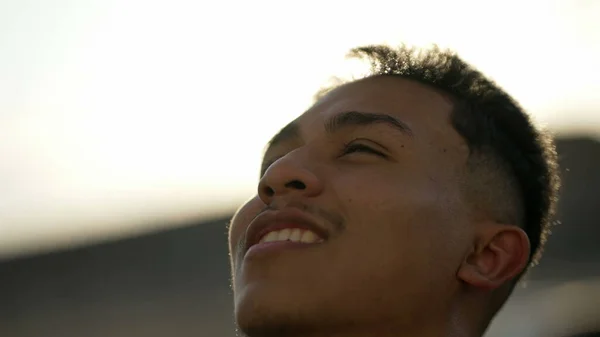 ある瞑想的なヒスパニック系の若者が空の笑みを浮かべて顔を閉じている 南アメリカ人男性の閉鎖的な顔 — ストック写真