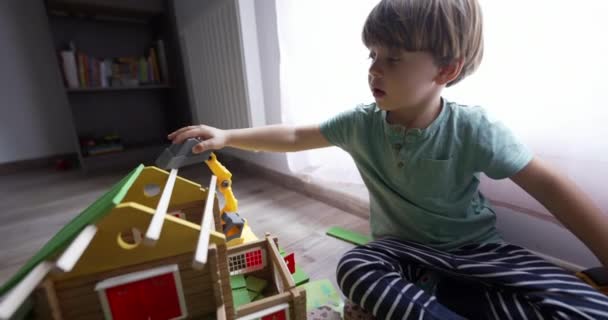 Mały Chłopiec Bawiący Się Domu Buldożerem Traktorów Rozwój Dzieciństwa Bawi — Wideo stockowe