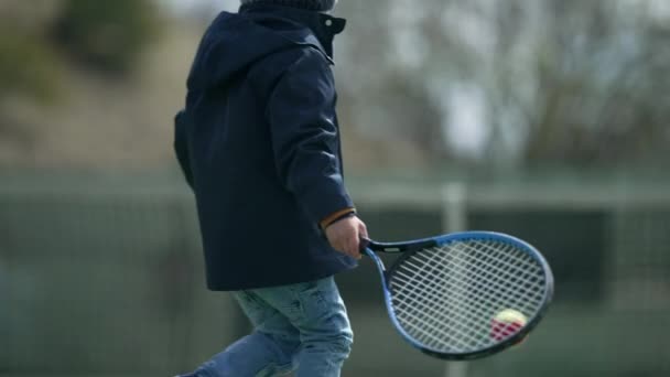 Powrót Dziecka Grającego Tenisa Rodzicem Sezonie Zimowym Dziecko Płaszczu Beanie — Wideo stockowe