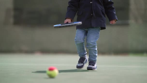 Piłka Tenisowa Dla Dzieci Rakietą Zewnątrz Płaszczu Zimowym — Wideo stockowe