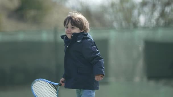Один Мальчик Держит Теннисную Ракетку Играет Улице — стоковое видео