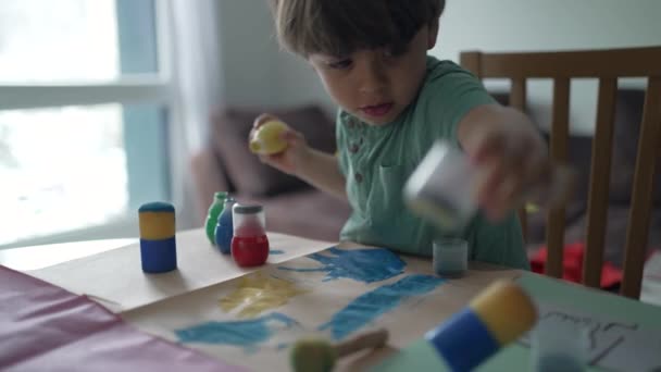 一个小男孩在家里用彩刷作画 家庭中的儿童创意艺术活动 小孩着色 — 图库视频影像