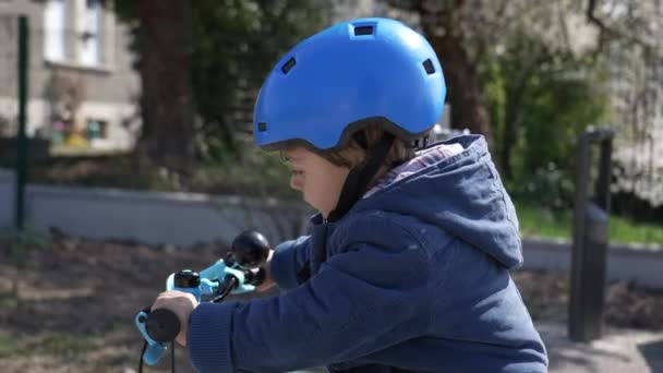 Jízda Kole Venku Kabátě Helmě Jeden Malý Chlapec Cyklista Jezdí — Stock video
