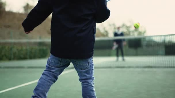 Een Kind Dat Tennist Met Zijn Ouders Tijdens Het Winterseizoen — Stockvideo