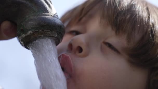 Detailní Záběr Tekoucí Vody Fontány Veřejného Parku Dítě Pije Vodu — Stock video