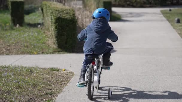 Parte Trás Criança Andando Bicicleta Livre Usando Capacete Rapazinho Anda — Vídeo de Stock
