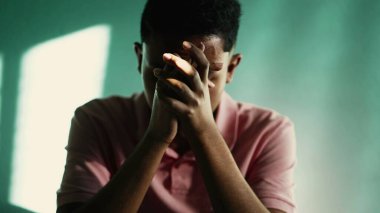 Çaresiz genç İspanyol adam evde yalnız başına çaresizlik içinde. Bunalımlı Güney Amerikalı adam. Mutsuz insan krizde alnını tutuyor.