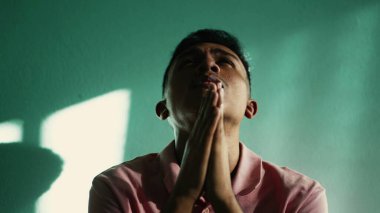 Dramatik Güney Amerikalı genç adam Tanrı 'ya tapıyor. Tanrı 'dan yardım ve destek dileyen inançlı bir insan. Umut dolu Brezilyalı adam