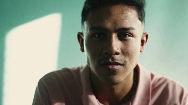 Güney Amerikalı erkek portresinin dramatik portresi ciddi bir ifadeyle yakın plan çekilmiş.