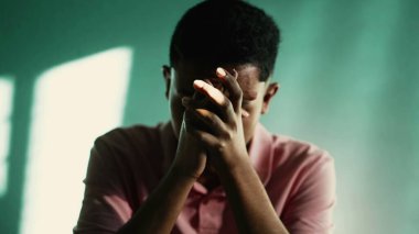 Çaresiz genç İspanyol adam evde yalnız başına çaresizlik içinde. Bunalımlı Güney Amerikalı adam. Mutsuz insan krizde alnını tutuyor.