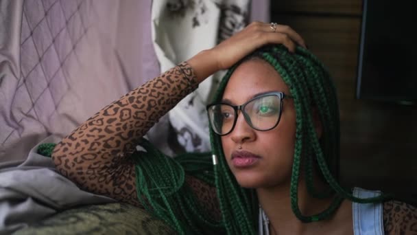 Una Chica Negra Pensativa Sentada Sofá Mirando Por Ventana Una — Vídeos de Stock