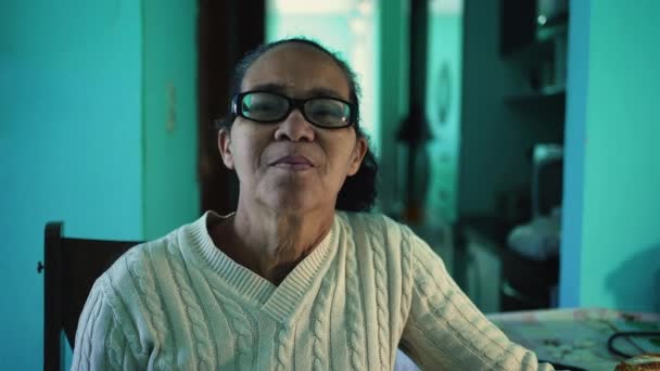 Afrikansk Amerikansk Äldre Svart Kvinna Står Inför Porträtt — Stockvideo
