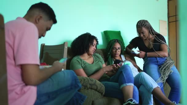 Grupa Przyjaciół Szuka Komórek Domu Ludzie Korzystający Telefonów Siedzących Kanapie — Wideo stockowe