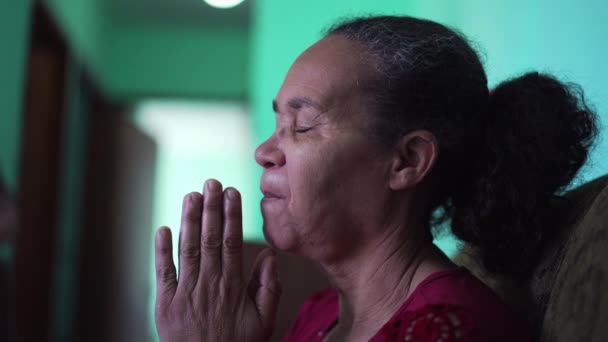 Hoppfull Äldre Kvinna Som Ber Till Gud Hemma Andlig Person — Stockvideo
